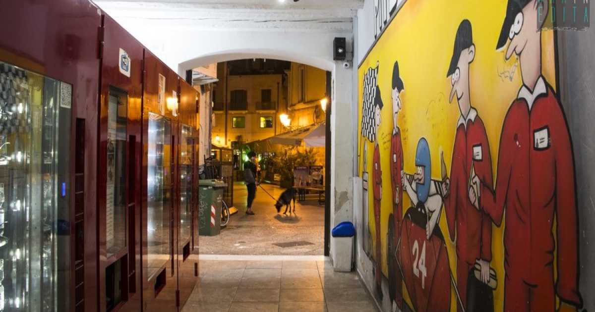 Neon, insegne sgargianti, distributori h24: � la decadente movida di Bari Vecchia